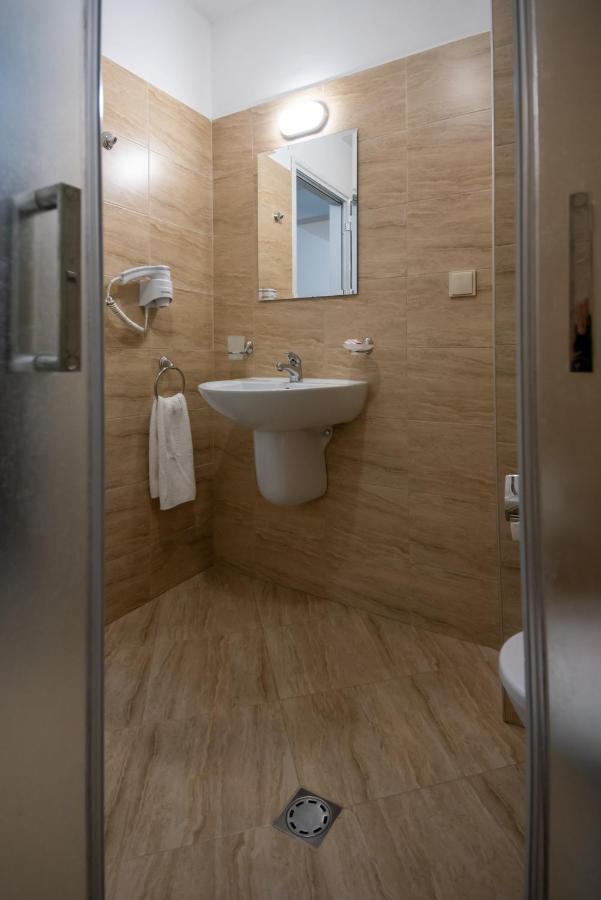 קיטן Ariana Hotel מראה חיצוני תמונה
