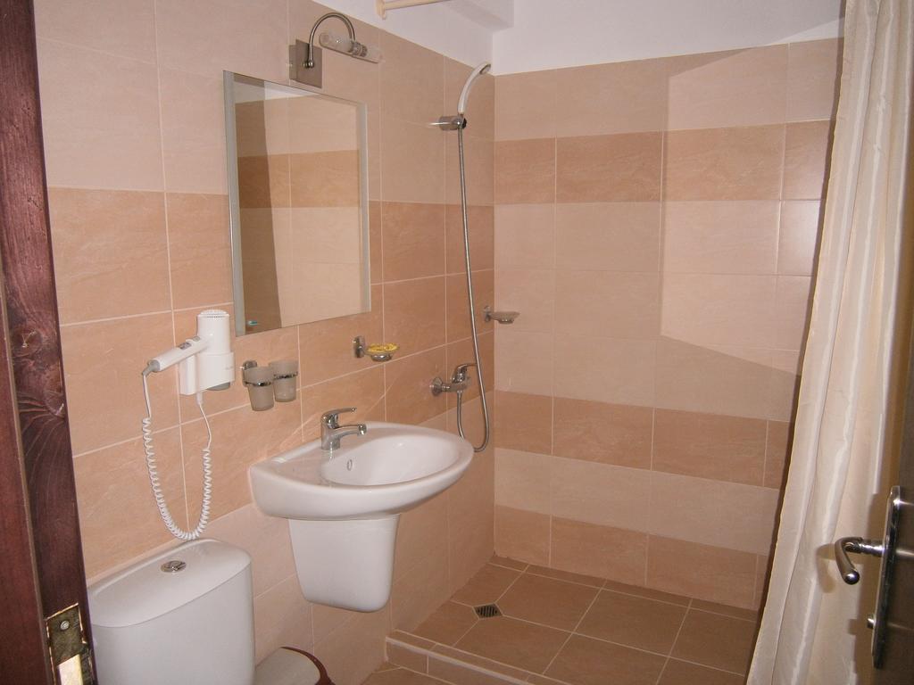 קיטן Ariana Hotel חדר תמונה